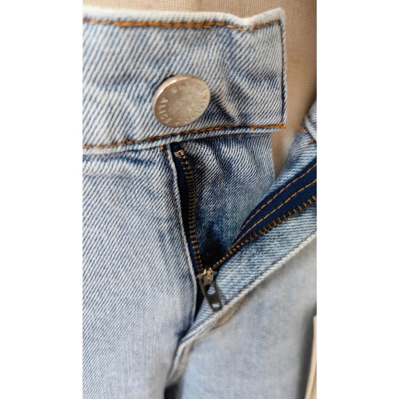 Alice + Olivia Amazing Embellished Jean 28 - Picture 9 of 13